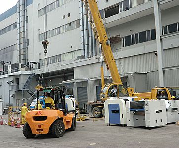 精密防爆空調(diào)搬運(yùn)